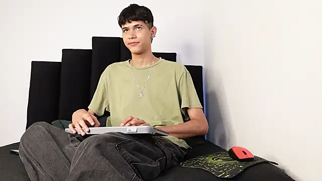 Snapshot of alexmark_ chatting on October 6, 2025, 1:23 pm alexmark online show from October 6, 2025, 1:23 pm