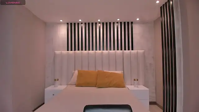 LeahNovac online show from October 18, 2025, 11:34 am