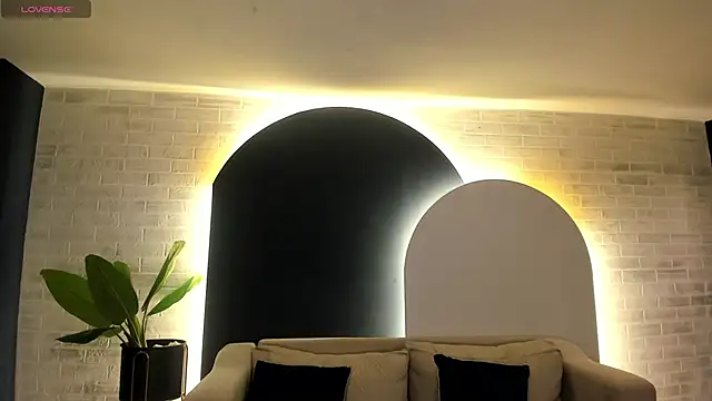 LeahNovac online show from September 29, 2025, 11:05 am