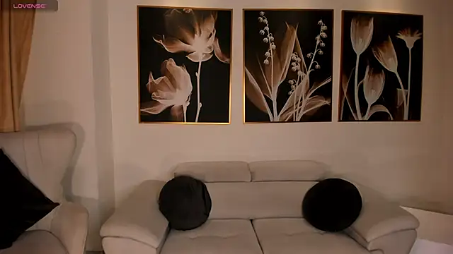 LeahNovac online show from September 26, 2025, 11:28 am