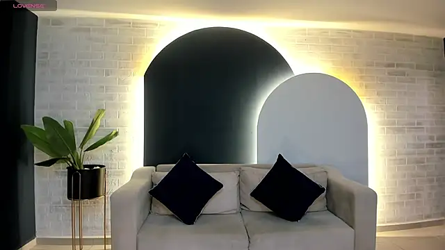 LeahNovac online show from September 30, 2025, 11:05 am