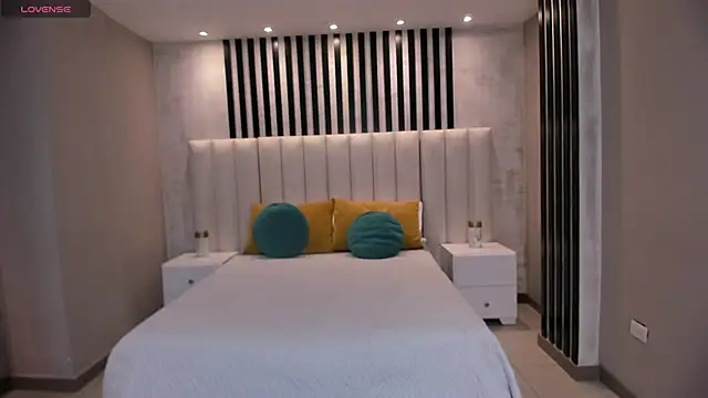 LeahNovac online show from October 15, 2025, 11:40 am