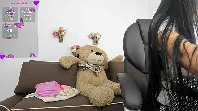 Zahra milks online show from October 21, 2025, 1:43 pm