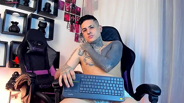 Sarahandzack online show from November 15, 2025, 6:01 pm