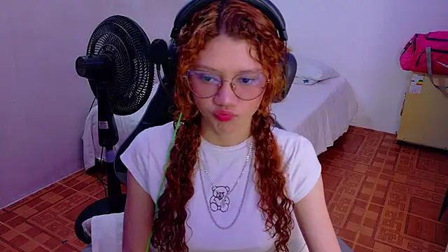 Snapshot of Birdie_0 chatting on November 3, 2025, 12:53 pm Birdie 0 online show from November 3, 2025, 12:53 pm