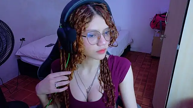 Snapshot of Birdie_0 chatting on November 7, 2025, 12:59 am Birdie 0 online show from November 7, 2025, 12:59 am