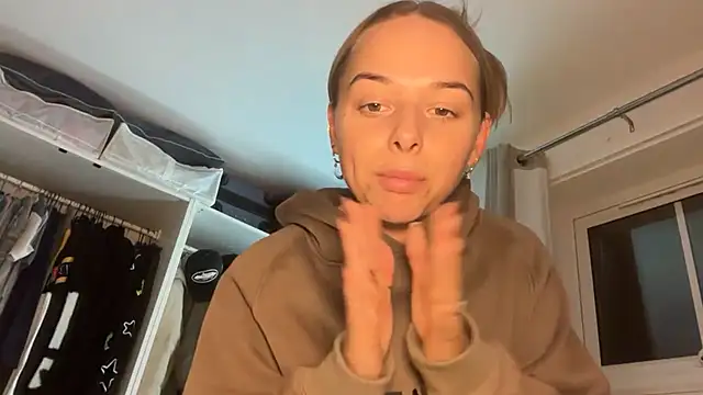 KayleeBella online show from November 21, 2025, 5:12 pm