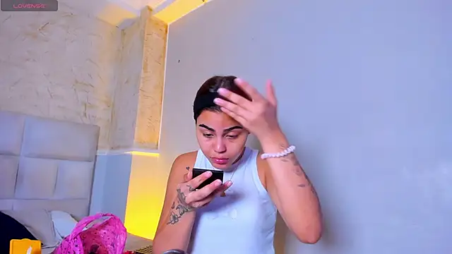 Snapshot of KimberlyLoren chatting on October 6, 2025, 8:42 pm KimberlyLoren online show from October 6, 2025, 8:42 pm