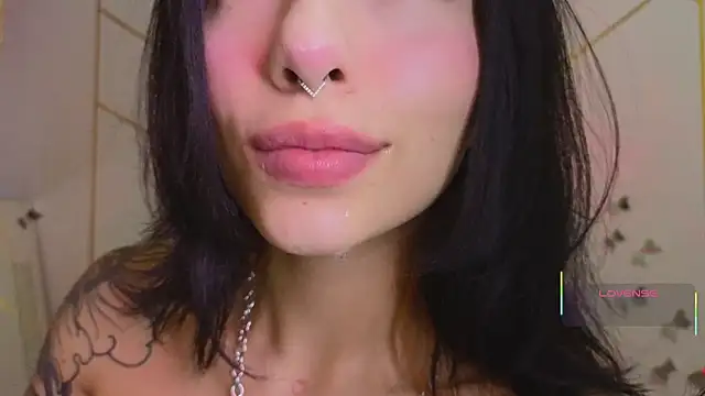 Hollyxx  online show from November 5, 2025, 9:34 am