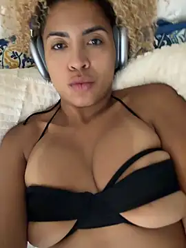 Snapshot of bobbiebbb chatting on February 8, 2026, 5:43 pm bobbiebbb online show from February 8, 2026, 5:43 pm