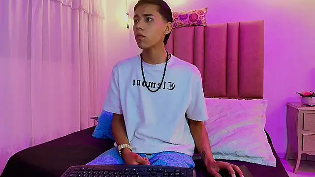 camilo nom online show from October 22, 2025, 5:18 am