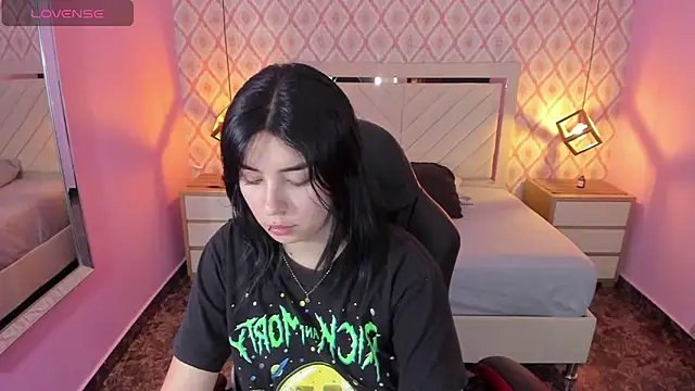 CHRISTY TEIGEN4 online show from October 8, 2025, 7:25 pm