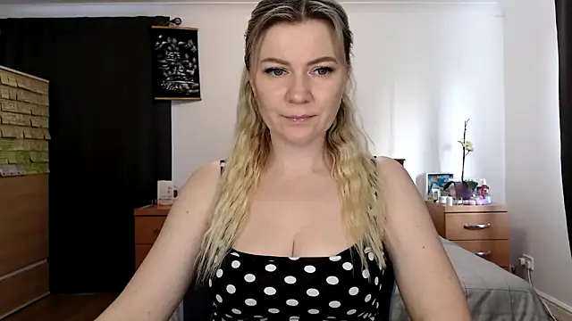 ParadiseAlina online show from April 22, 2026, 5:53 pm