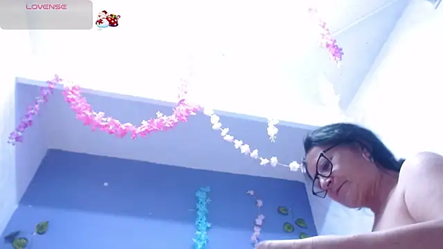 andrealopezcm101 online show from December 21, 2025, 12:18 pm