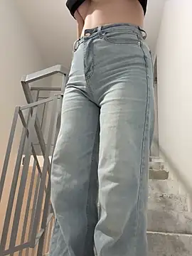 Cumonmme online show from November 3, 2025, 8:23 pm