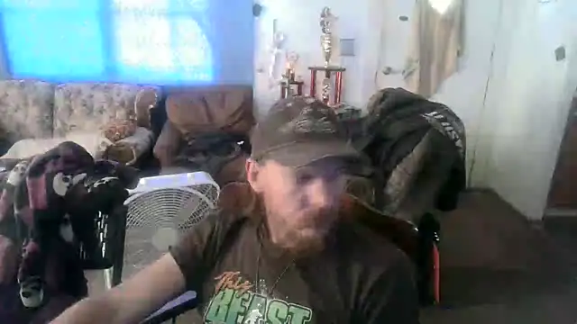 Snapshot of Poundtown1226 chatting on September 11, 2025, 2:28 pm Poundtown1226 online show from September 11, 2025, 2:28 pm