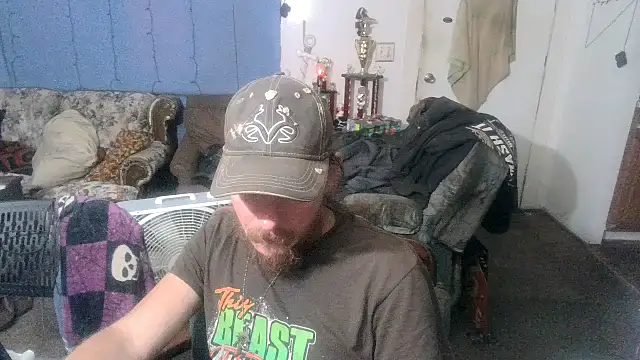 Snapshot of Poundtown1226 chatting on September 11, 2025, 2:22 am Poundtown1226 online show from September 11, 2025, 2:22 am