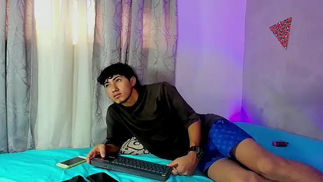 Snapshot of Laura_and_Kevin chatting on November 21, 2025, 1:43 pm Laura and Kevin online show from November 21, 2025, 1:43 pm