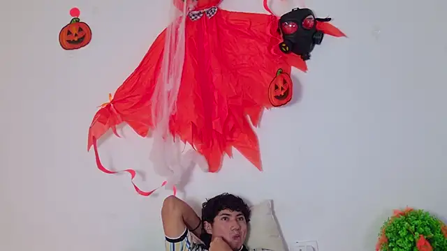 Snapshot of Laura_and_Kevin chatting on October 18, 2025, 2:41 pm Laura and Kevin online show from October 18, 2025, 2:41 pm