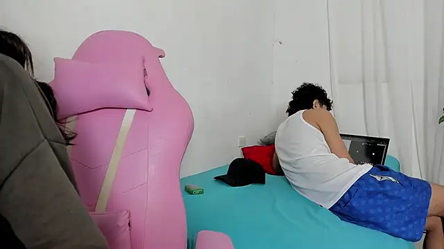 Snapshot of Laura_and_Kevin chatting on January 18, 2026, 9:18 pm Laura and Kevin online show from January 18, 2026, 9:18 pm