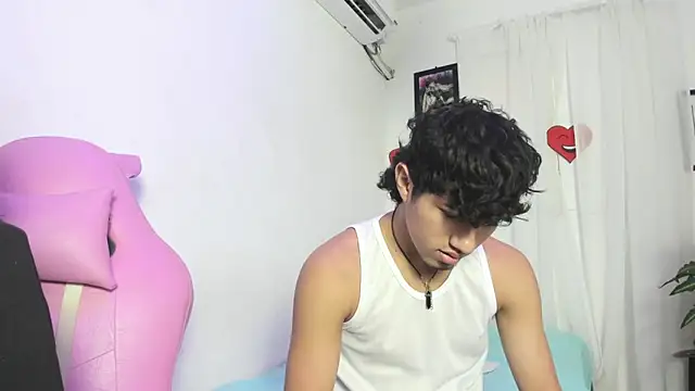 Snapshot of Laura_and_Kevin chatting on February 12, 2026, 8:19 pm Laura and Kevin online show from February 12, 2026, 8:19 pm