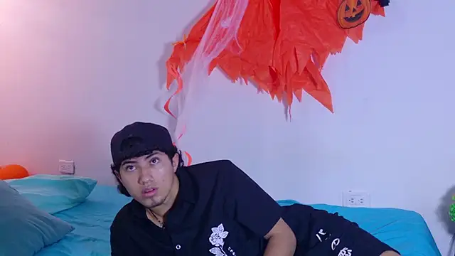 Snapshot of Laura_and_Kevin chatting on October 14, 2025, 1:23 pm Laura and Kevin online show from October 14, 2025, 1:23 pm