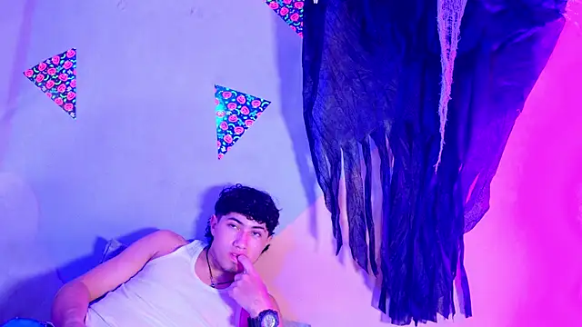 Snapshot of Laura_and_Kevin chatting on October 25, 2025, 1:45 pm Laura and Kevin online show from October 25, 2025, 1:45 pm