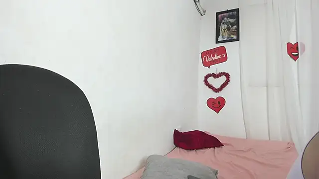 Snapshot of Laura_and_Kevin chatting on February 19, 2026, 9:12 pm Laura and Kevin online show from February 19, 2026, 9:12 pm