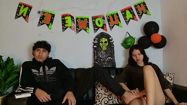 Snapshot of Laura_and_Kevin chatting on October 7, 2025, 3:24 pm Laura and Kevin online show from October 7, 2025, 3:24 pm