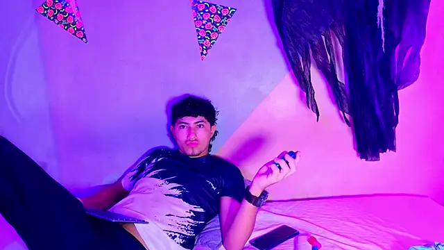 Snapshot of Laura_and_Kevin chatting on October 28, 2025, 1:43 pm Laura and Kevin online show from October 28, 2025, 1:43 pm