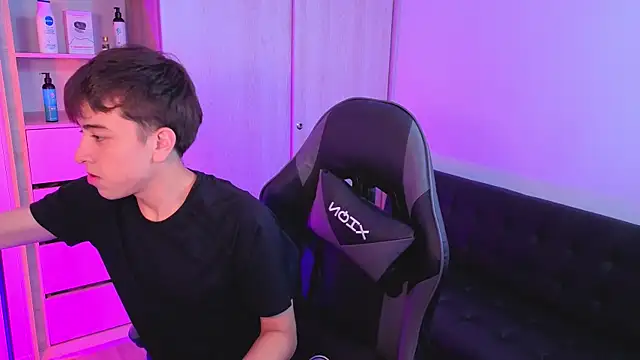 onlinenico online show from September 17, 2025, 8:00 pm