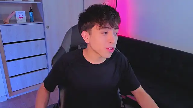 onlinenico online show from October 3, 2025, 8:10 pm