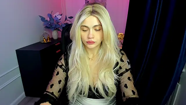 LeslieMineg online show from September 25, 2025, 7:42 pm