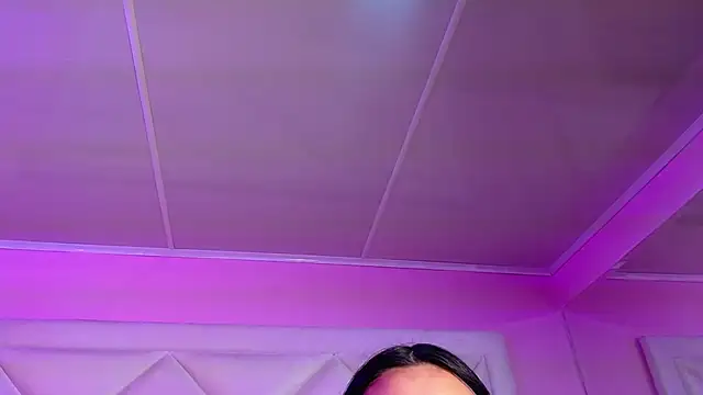 Miaa Smithh   online show from November 20, 2025, 11:55 am