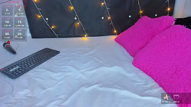 Danaa moore  online show from October 21, 2025, 10:09 pm