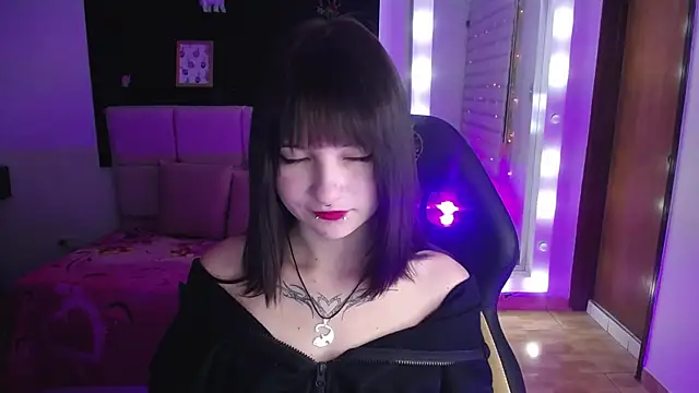  Charlotte Collins  online show from November 22, 2025, 2:27 pm