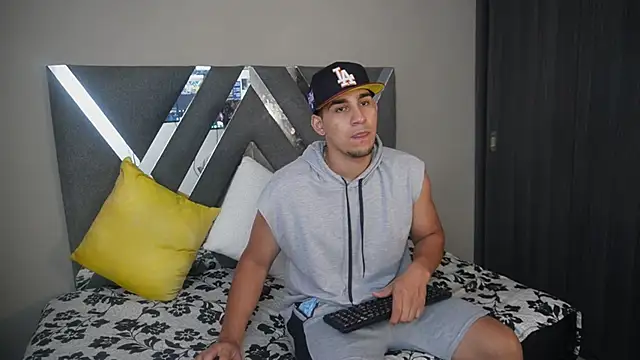 massimo vidal  online show from September 23, 2025, 12:01 pm