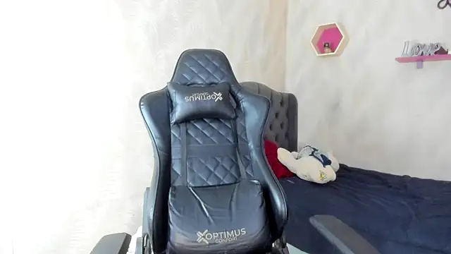 bull cam online show from November 19, 2025, 4:40 pm