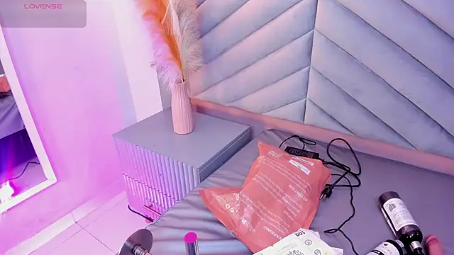 Mia Valentine  online show from November 16, 2025, 7:40 pm