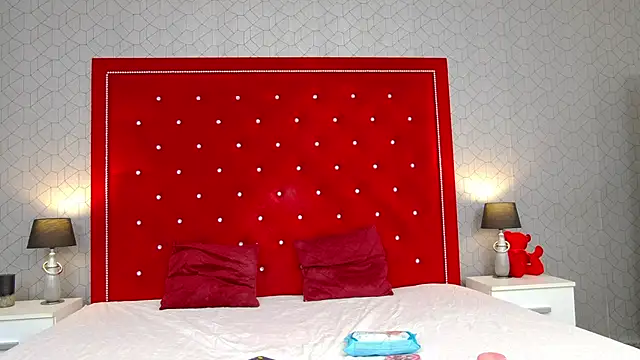 Snapshot of CherrySin chatting on February 4, 2026, 8:37 pm CherrySin online show from February 4, 2026, 8:37 pm