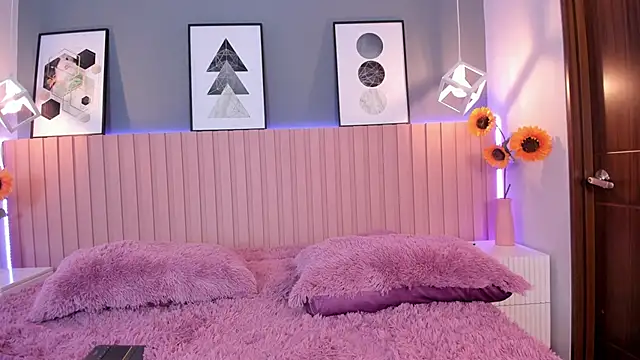 Nina Ford online show from October 7, 2025, 3:29 am