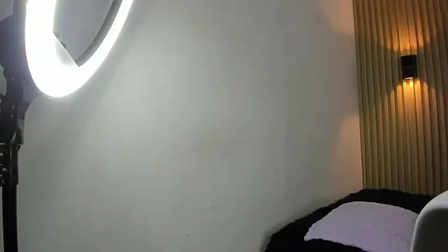 Valentinaliux  online show from September 13, 2025, 8:20 pm