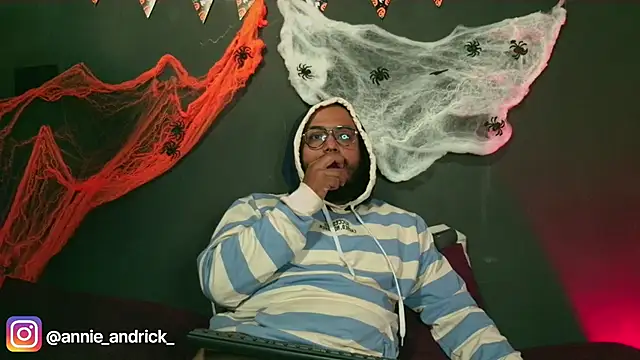  leda swan  online show from October 22, 2025, 1:21 pm