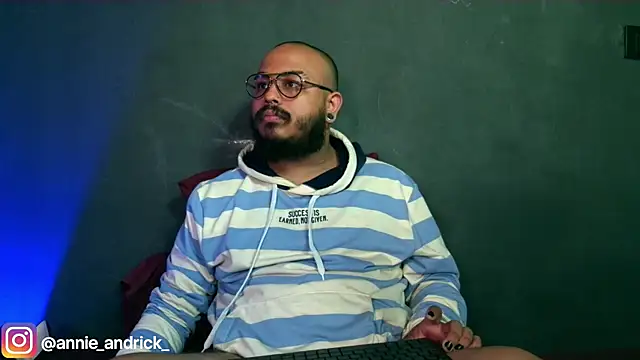  leda swan  online show from November 17, 2025, 12:31 pm