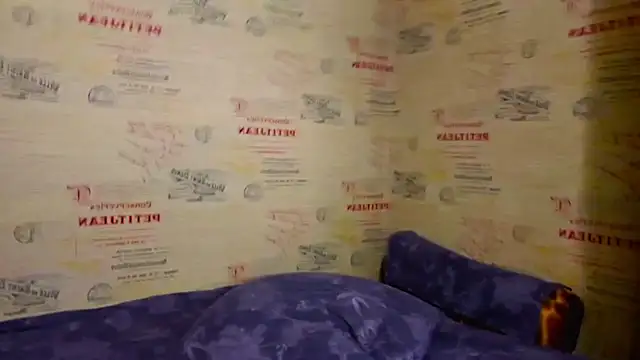 Snapshot of emi_less chatting on February 25, 2026, 10:20 pm emi less online show from February 25, 2026, 10:20 pm