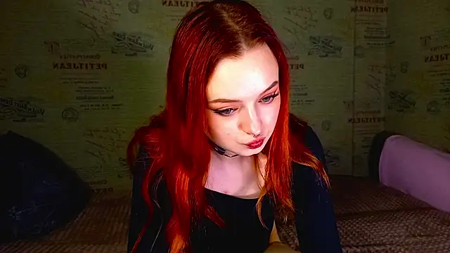 Snapshot of emi_less chatting on October 14, 2025, 4:07 pm emi less online show from October 14, 2025, 4:07 pm