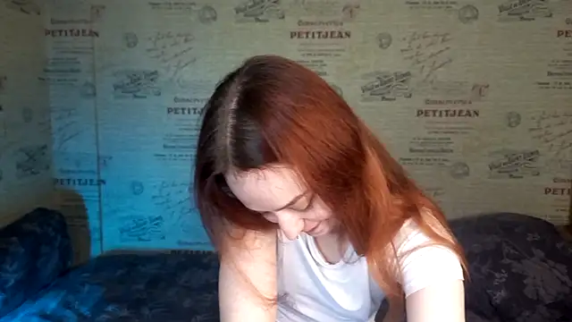 Snapshot of emi_less chatting on January 14, 2026, 8:45 pm emi less online show from January 14, 2026, 8:45 pm