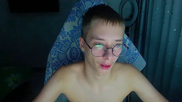 Snapshot of glasses_cat chatting on February 14, 2026, 11:27 pm glasses cat online show from February 14, 2026, 11:27 pm