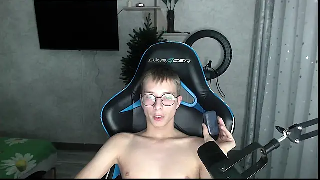 Snapshot of glasses_cat chatting on January 9, 2026, 9:44 pm glasses cat online show from January 9, 2026, 9:44 pm