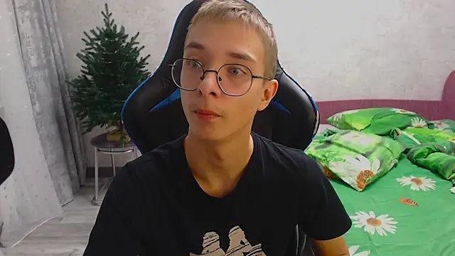 Snapshot of glasses_cat chatting on December 5, 2025, 7:23 pm glasses cat online show from December 5, 2025, 7:23 pm